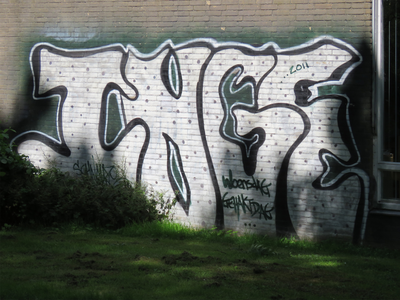 833008 Afbeelding van graffiti met de teksten INGE en Woensdag Gehaktdag uit 2011, op de zijgevel van het gebouw van ...